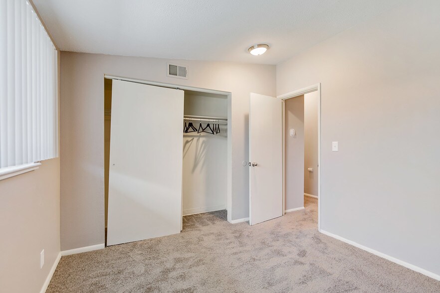 More Photos Of 146 Del Mar Cir, Aurora Apartments For Sale