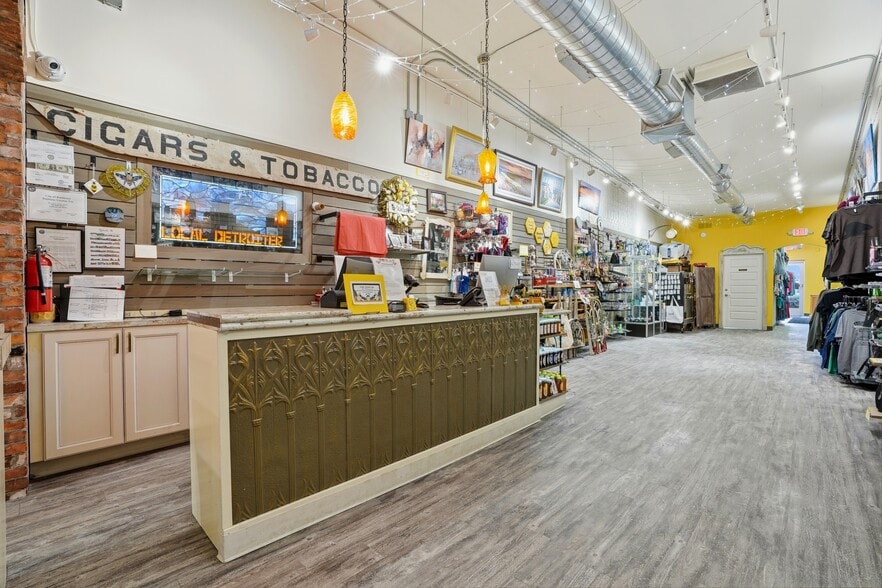 More Photos Of 409 S Main St, Rochester Storefront For Sale