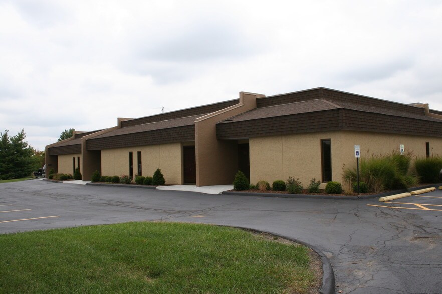 More Photos Of 8-20 Worthington Access Dr, Maryland Heights Flex For Lease