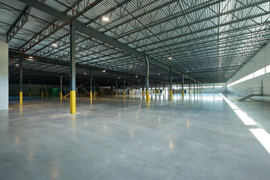 More Photos Of 8000 Av Blaise-Pascal, Montréal Distribution For Lease