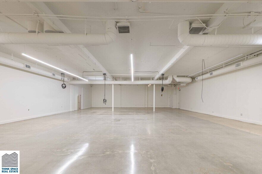 More Photos Of 913-915 N Highland Ave, Los Angeles Showroom For Sale