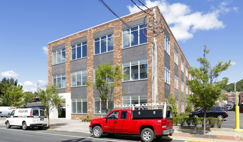 Primary Photo Of 417 Thorn St, Sewickley Coworking Space