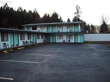 Primary Photo Of 455 Bear Creek Rd, Cottage Grove Hotel For Sale