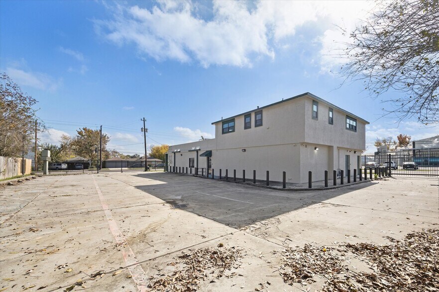 More Photos Of 4901 Yale St, Houston Office For Sale