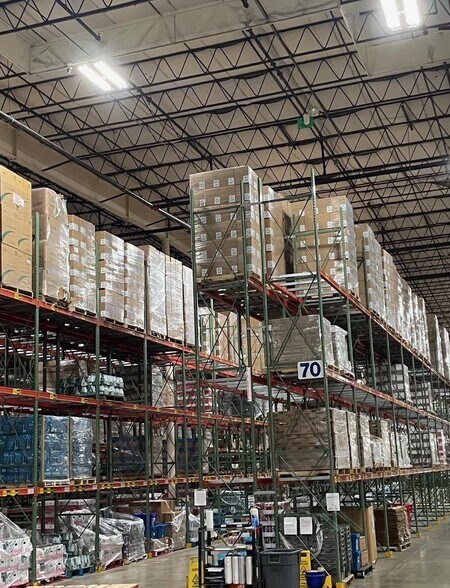 More Photos Of 5400 Perry Dr, Waterford Distribution For Lease