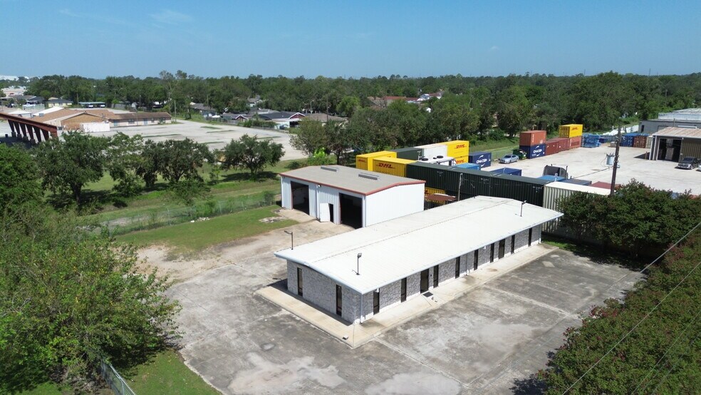 More Photos Of 3419 Trailmobile Dr, Houston Office For Sale