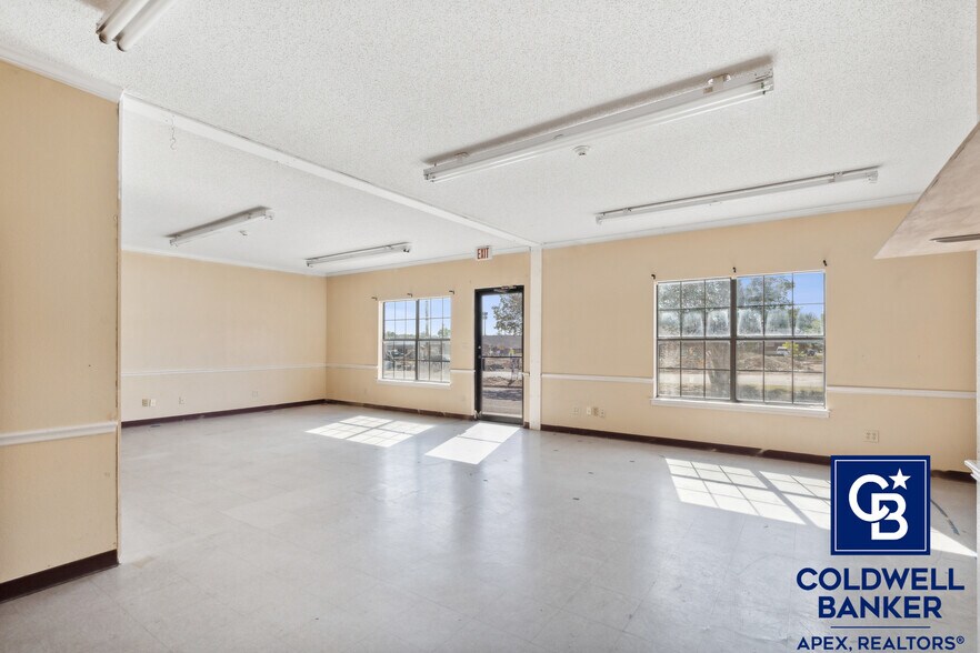 More Photos Of 302 Lincoln Park Dr, Cleburne Medical For Sale