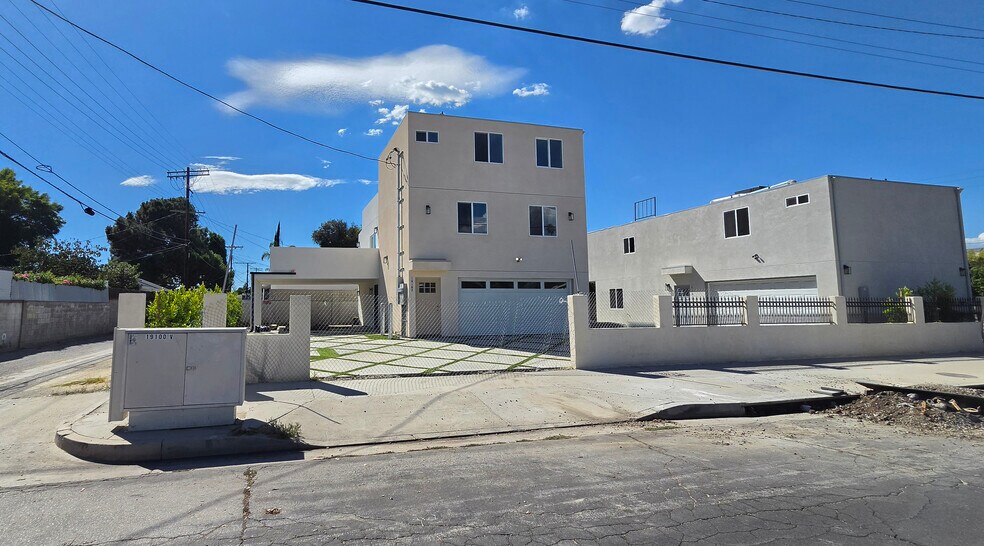More Photos Of 19100 Victory Blvd, Tarzana Apartments For Sale