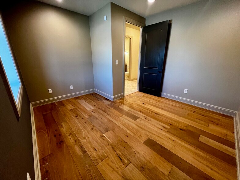 More Photos Of 11818 Warfield St, San Antonio Service For Lease