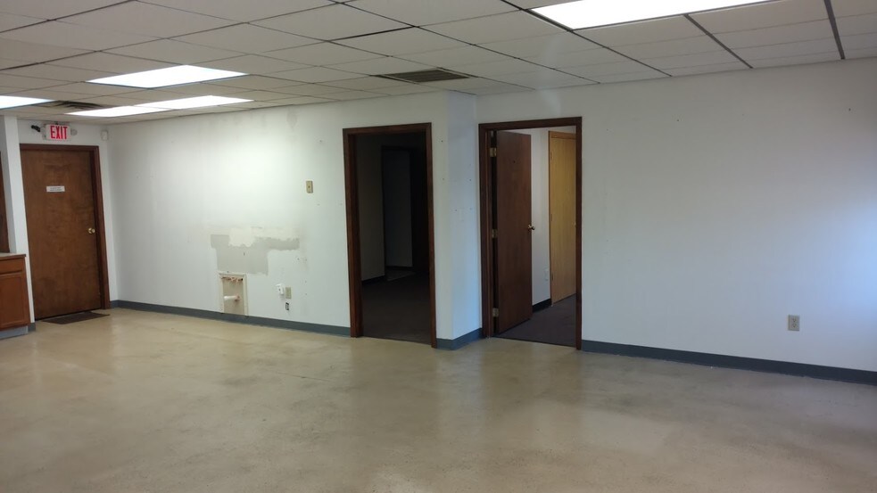 More Photos Of 400-460 Fame Rd, Dayton Light Distribution For Lease