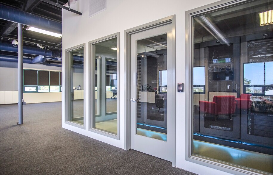 More Photos Of 6398 Cindy Ln, Carpinteria Office For Lease