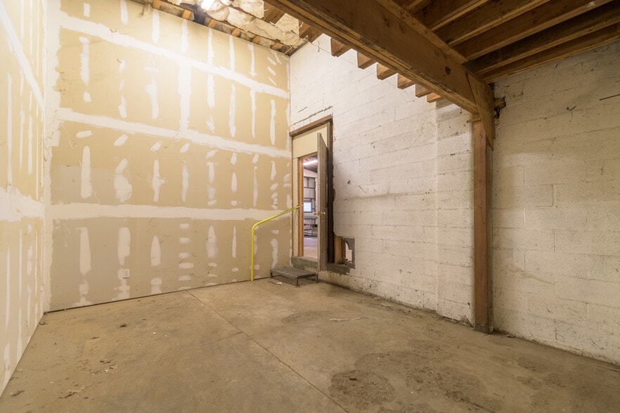 More Photos Of 2150 Cross St, Eugene Service For Lease