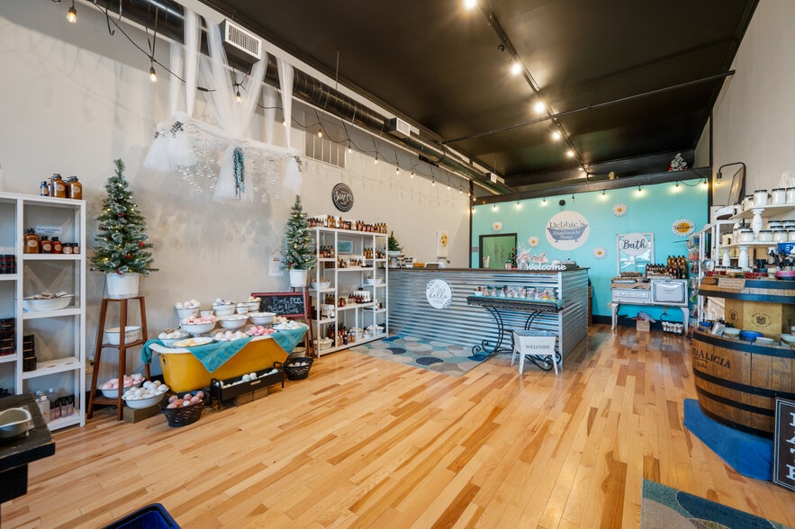 More Photos Of 108 S Walnut St, Muncie Office For Sale