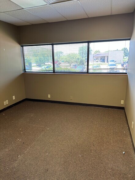 More Photos Of 5450 Wansford Way, Rockford Office For Sale