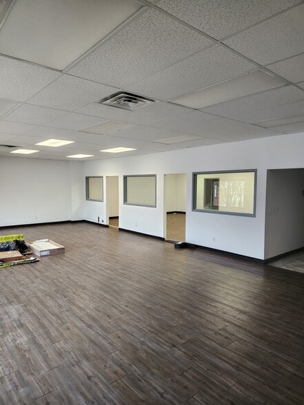 More Photos Of 6-20 E Springfield Rd, Sullivan Storefront Retail Office For Lease