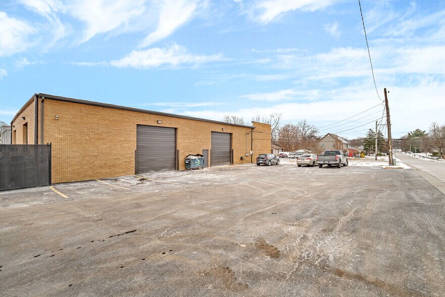 More Photos Of 3S340 Rockwell St, Warrenville Industrial For Lease