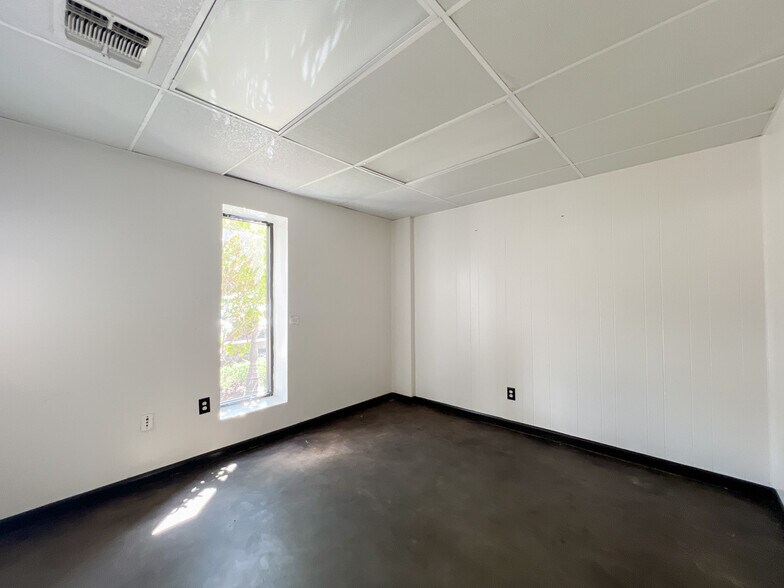 More Photos Of 200-210 Pailet Dr, Harvey Flex For Lease