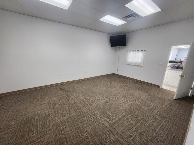 More Photos Of 5480-5488 Richfield Rd, Flint Unknown For Lease