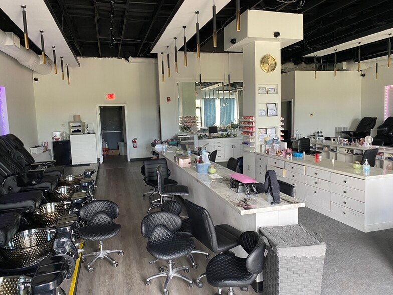 More Photos Of 350 SW Greenwich Dr, Lee's Summit Storefront Retail Office For Sale