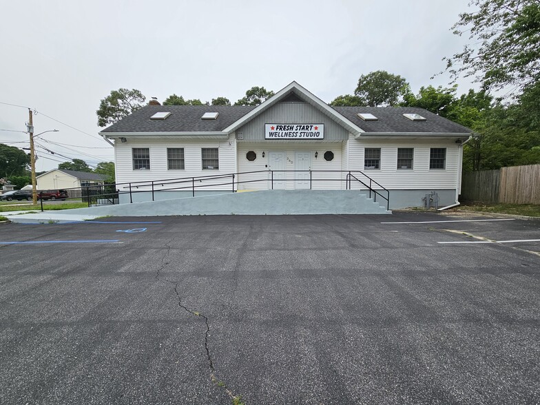 Primary Photo Of 360 Hawkins Ave, Ronkonkoma Medical For Lease