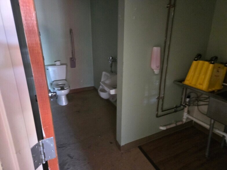 More Photos Of 189 Main St, Norwalk Bank For Lease