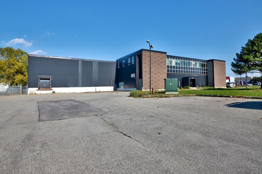 More Photos Of 247-255 Montee De Liesse, Montréal Warehouse For Lease