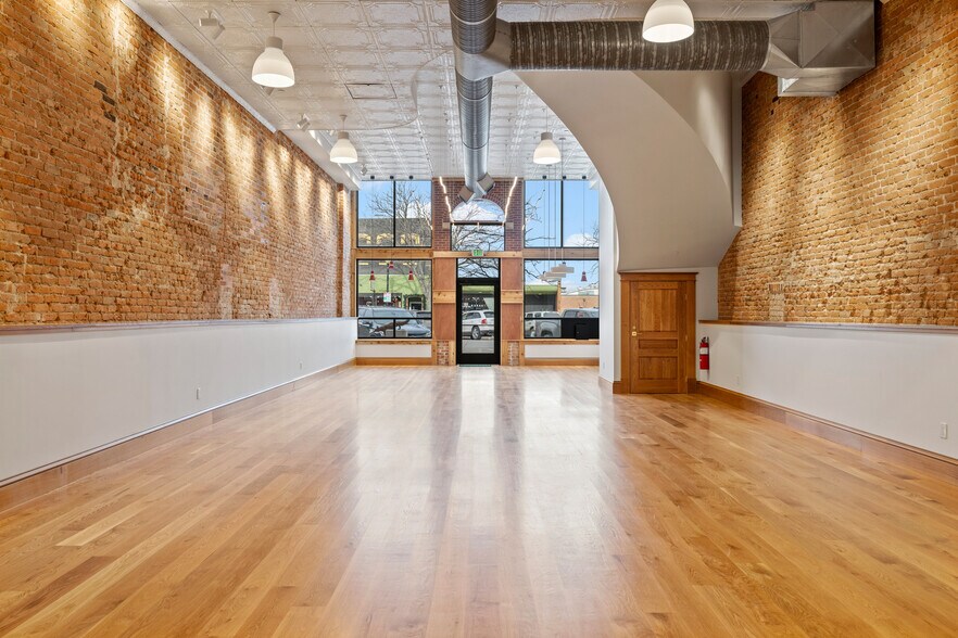 More Photos Of 22 Grinnell Plz, Sheridan General Retail For Lease