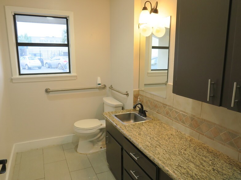 More Photos Of 5638 Star Ln, Houston Auto Dealership For Lease