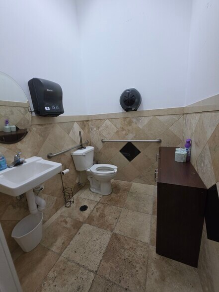 More Photos Of 7901 Kingspointe Pky, Orlando Showroom For Lease