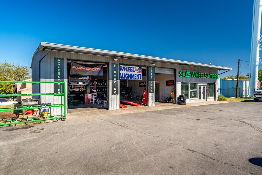 Primary Photo Of 1004 W Main St, Crowley Auto Repair For Sale