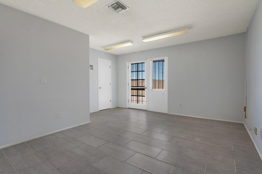More Photos Of 2925 E Ganley Rd, Tucson Warehouse For Lease