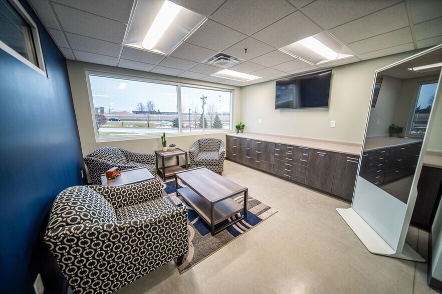 More Photos Of 1820 14th St NW, Rochester Showroom For Sale