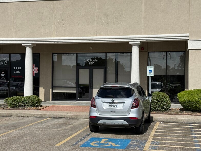 More Photos Of 3195 Dowlen Rd, Beaumont Storefront For Lease