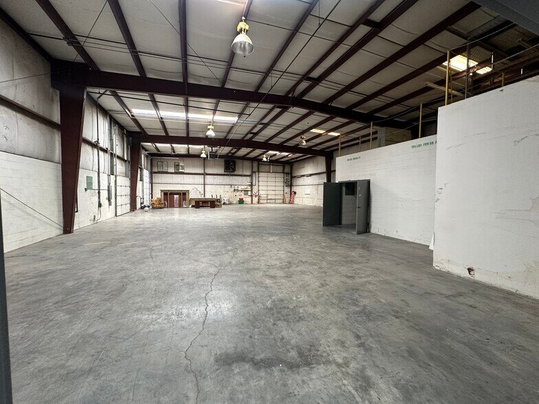 More Photos Of 5911 Echo Dr, Knoxville Warehouse For Lease