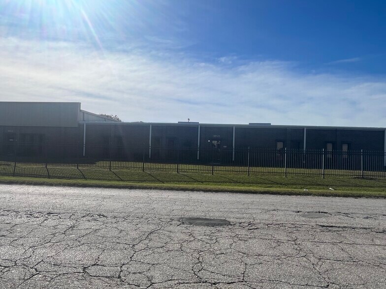 More Photos Of 8915 Maislin Dr, Tampa Warehouse For Lease