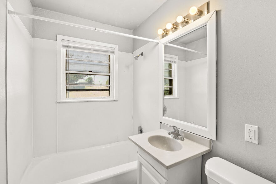 More Photos Of 2216 Marilyn St, Weatherford Apartments For Sale