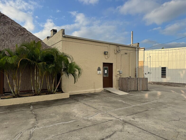 More Photos Of 1001 Manatee Ave, Bradenton Storefront Retail Office For Sale