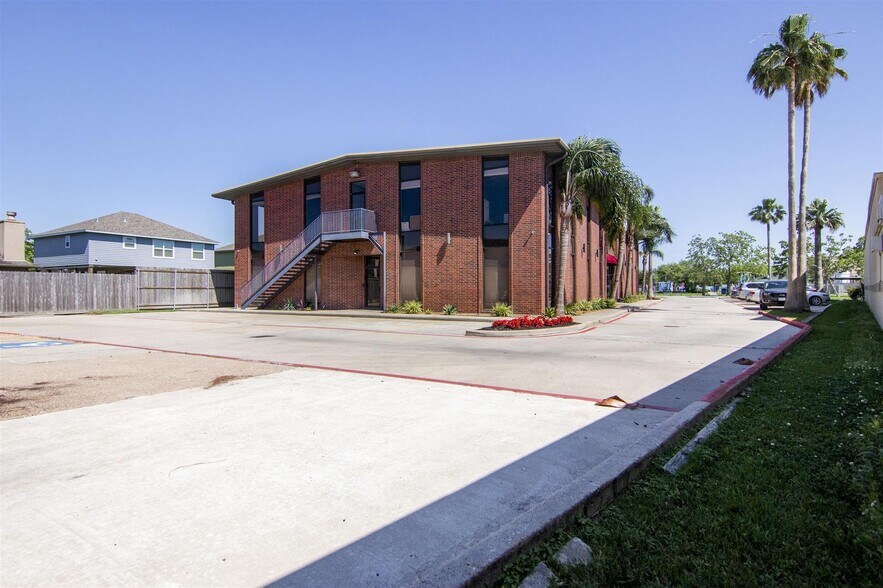 More Photos Of 601 Cien Rd, Kemah Unknown For Lease