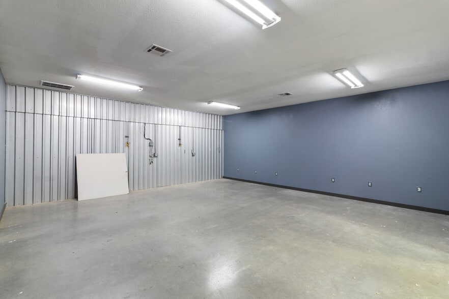 More Photos Of 7502 E State Highway 21, Bryan Warehouse For Lease