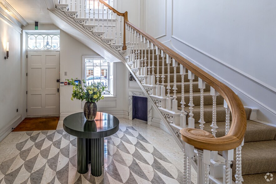 More Photos Of 75 Grosvenor St, London Coworking Space