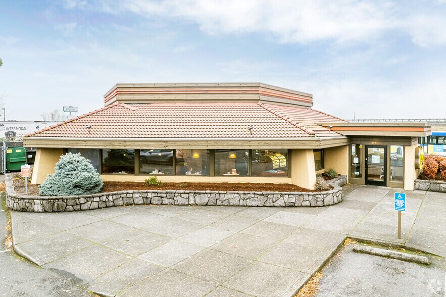 More Photos Of 557 NW Phoenix Dr, Troutdale Restaurant For Lease
