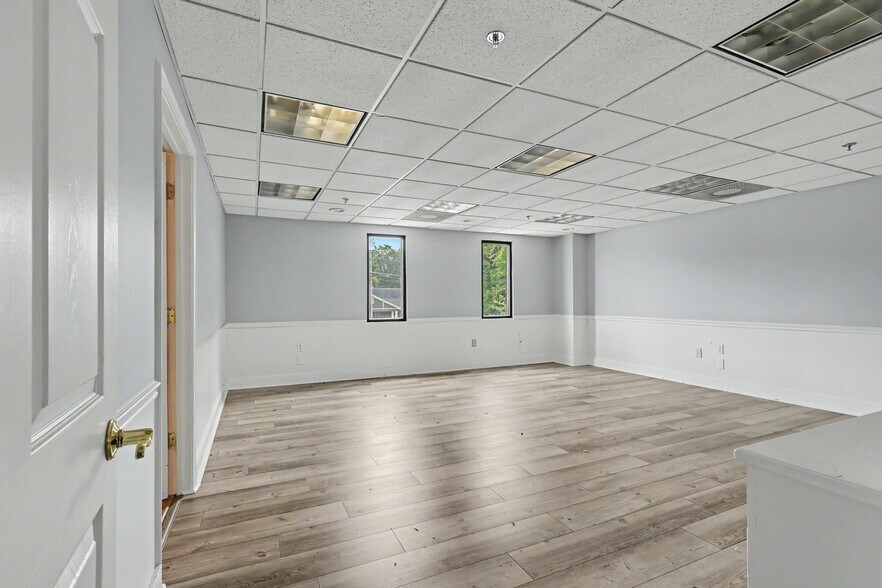 More Photos Of 1445 Cleveland Ave, East Point Showroom For Sale