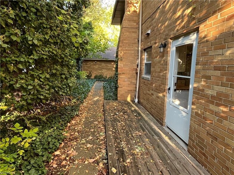 More Photos Of 1560 Wagar Rd, Rocky River Apartments For Sale