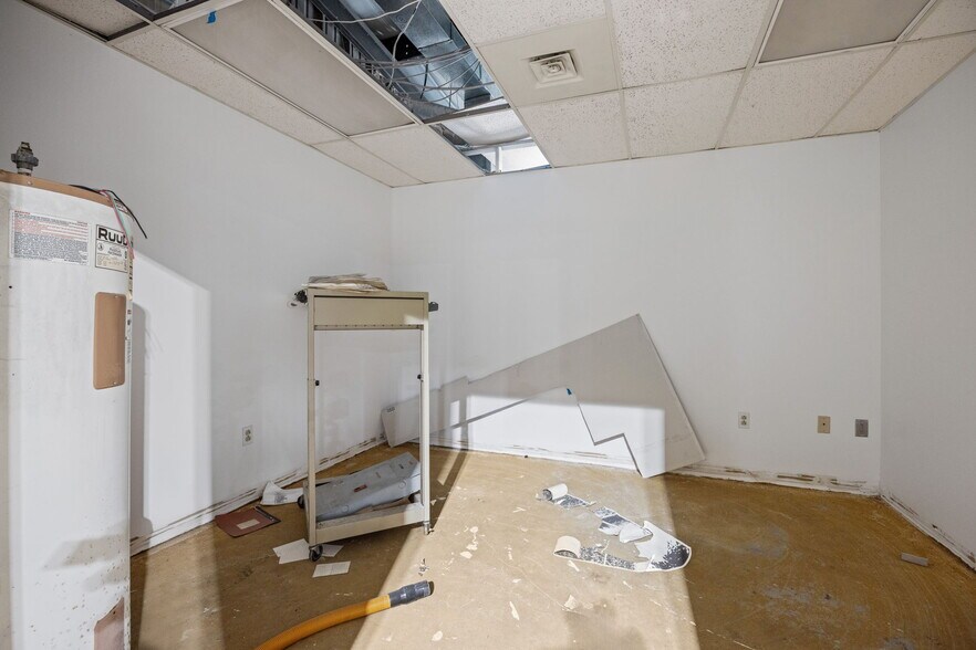 More Photos Of 2000 S Delphine Ave, Lyndhurst Warehouse For Lease