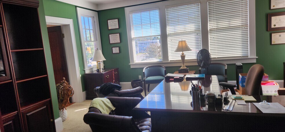 More Photos Of 303 W Trade St, Dallas Office For Sale