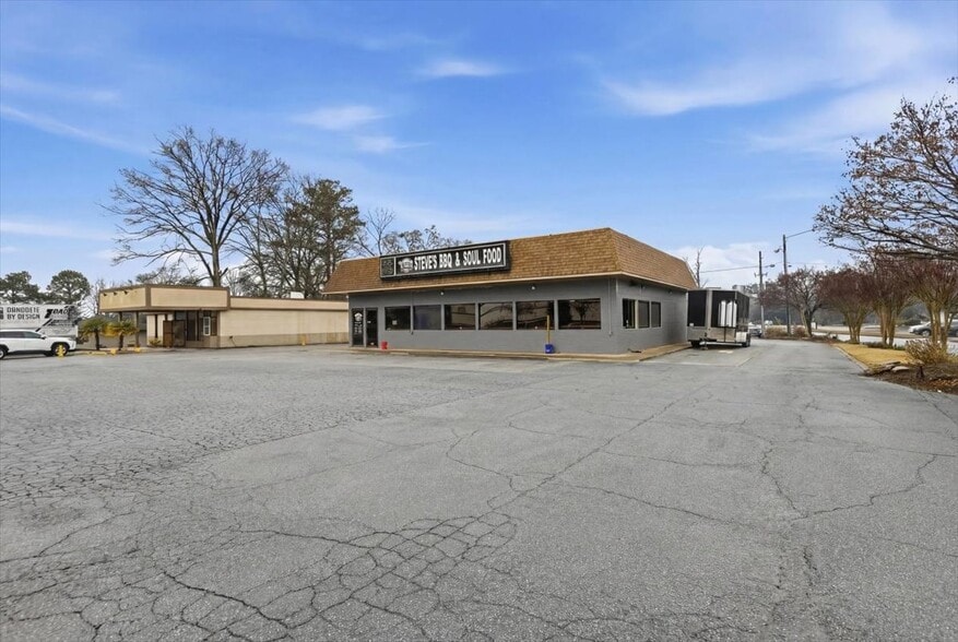 More Photos Of 575 N Glynn St, Fayetteville Freestanding For Sale