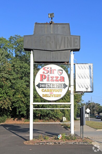 More Photos Of 3243-3265 W Walton Blvd, Waterford Restaurant For Lease