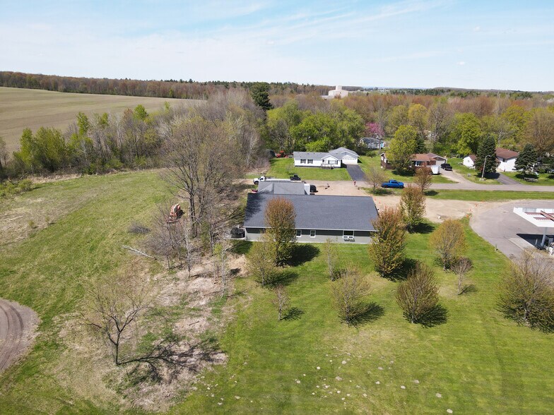More Photos Of 359 Elm st, New Auburn Freestanding For Sale