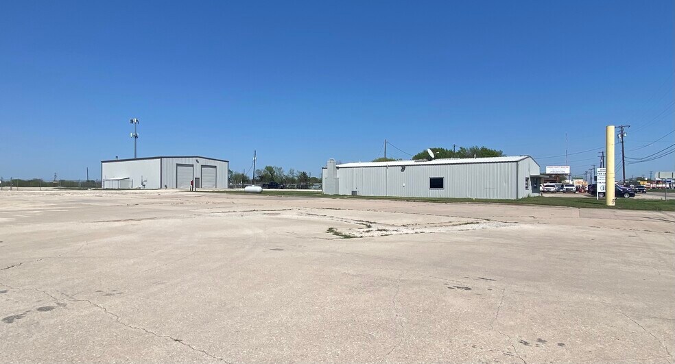 More Photos Of 1401 E Highway 82, Gainesville Industrial For Lease