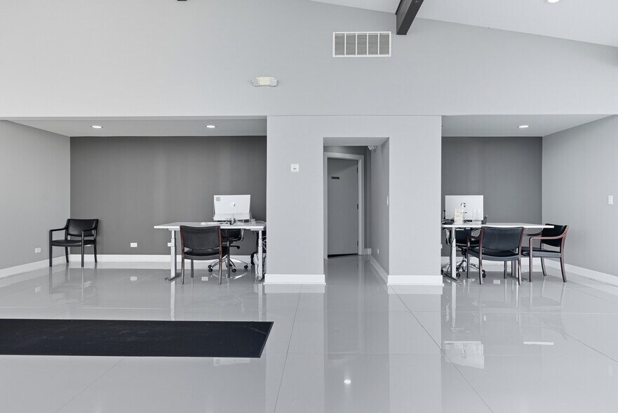 More Photos Of 801 W Grant Hwy, Marengo Showroom For Lease